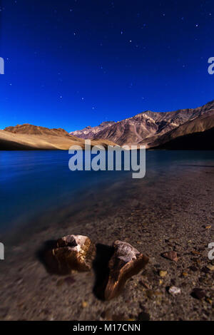 Piedi nel lago, un paio di pietre formando un piedi nel lago Chadratal Foto Stock