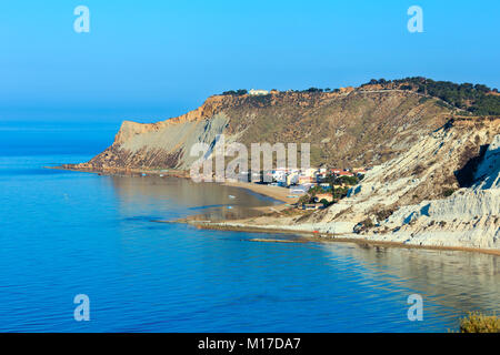 Spiaggia di sabbia sotto la famosa bianca scogliera, chiamato 'Scala dei Turchi", in Sicilia, vicino a Agrigento, Italia Foto Stock