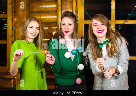 Le ragazze che celebra il giorno di San Patrizio su una festa a casa indossando abiti di colore verde Foto Stock