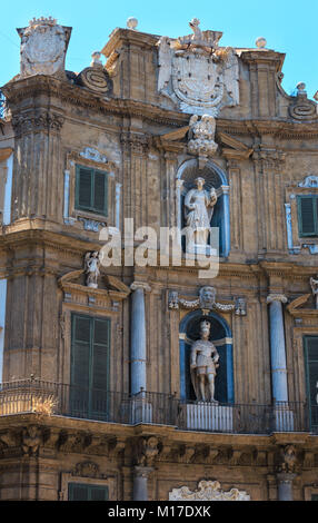 Quattro Canti (Piazza Vigliena), è un barocco piazza centrale nella vecchia città di Palermo, Sicilia, Italia. Foto Stock