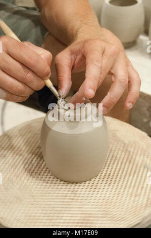 Potter lavorando su un vaso di grandi dimensioni Foto Stock