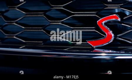 Mini Cooper S badge sulla griglia anteriore Foto Stock