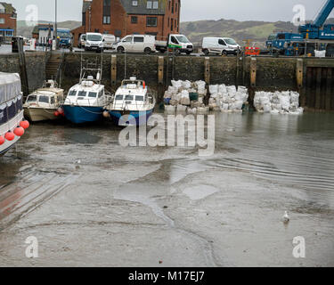 Padstow, Cornwall, Inghilterra, gennaio 2018, il porto è stato scaricato per il lavoro da effettuare. Foto Stock