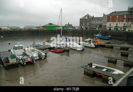 Padstow, Cornwall, Inghilterra, gennaio 2018, il porto è stato scaricato per il lavoro da effettuare. Foto Stock