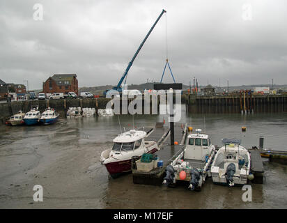 Padstow, Cornwall, Inghilterra, gennaio 2018, il porto è stato scaricato per il lavoro da effettuare. Foto Stock