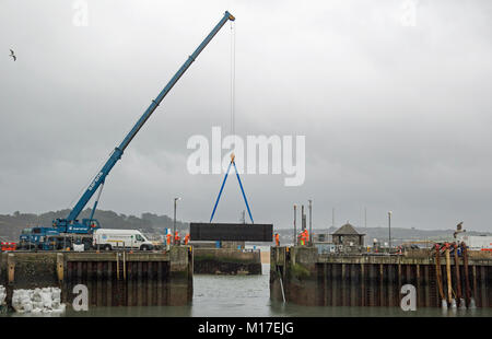 Padstow, Cornwall, Inghilterra, gennaio 2018, il porto è stato scaricato per il lavoro da effettuare. Foto Stock