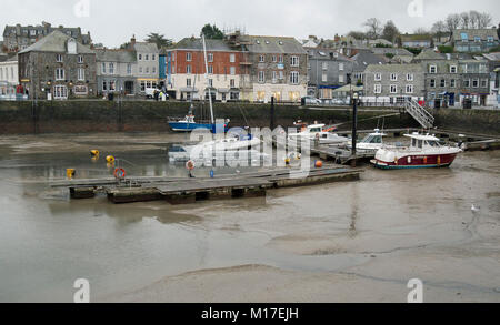 Padstow, Cornwall, Inghilterra, gennaio 2018, il porto è stato scaricato per il lavoro da effettuare. Foto Stock