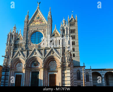 Cattedrale di Siena (Duomo di Siena), facciata principale completata nel 1380. Siena è italiana città medievale, capitale della provincia di Siena, Toscana, Italia. C storico Foto Stock