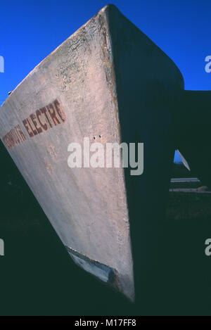 Barca trimarano di Donald Crowhurst, Teignmouth Electron fotografato su Isola Cayman Brac, Isole Cayman, 1991. Foto Stock