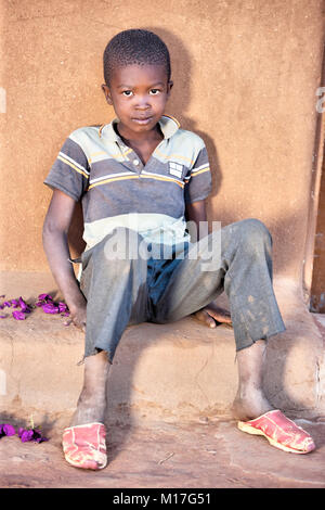 Ragazza africana di fronte alla casa di un villaggio, Botswana Foto Stock