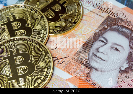 Bitcoin cryptocurrency monete su dieci pound nota Foto Stock