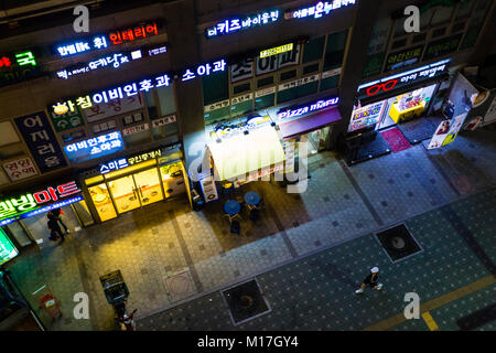 Seoul, Corea del Sud. Strada di Seoul di notte. Vita notturna Coreana. Inquadratura dal ponte. Foto Stock