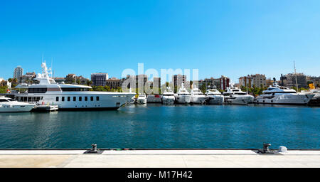 Barche nel porto di Barcellona in 20. Settembre 2017, Spagna Foto Stock