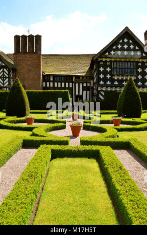 Little Moreton Hall a moated a struttura mista in legno e muratura maniero, costruito nel XVI secolo Foto Stock