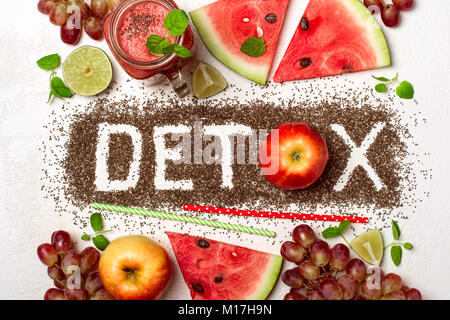 Parola detox è costituito da semi di Chia. Red frullati e ingredienti. Concetto di dieta, la pulizia del corpo, mangiare sano. Foto Stock