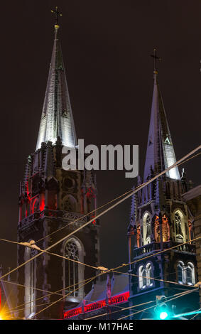 Bella illuminata di notte inverno chiesa dei Santi. Olha e Elisabetta di Lviv, Ucraina. Costruito negli anni 1903-1911. Foto Stock