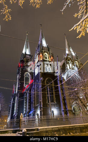 Bella illuminata di notte inverno chiesa dei Santi. Olha e Elisabetta di Lviv, Ucraina. Costruito negli anni 1903-1911. Foto Stock