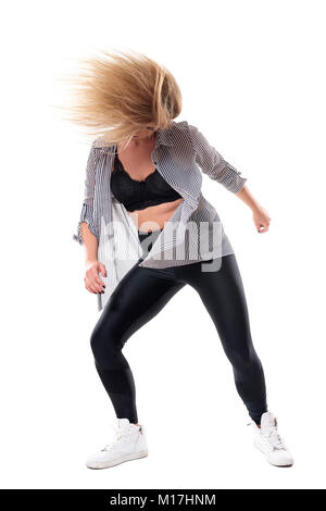 Azione interrotta coreografia danza movimento di ballo donna capelli mescolare. Corpo pieno lunghezza ritratto isolato su bianco di sfondo per studio. Foto Stock