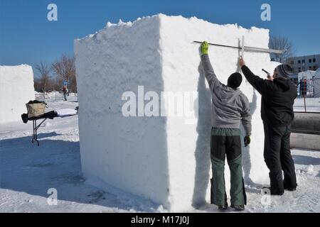 Gli artisti lavorano su enormi blocchi di neve nella neve scolpire concorso, una parte del San Paolo Winter Carnival in St. Paul, Minnesota, Stati Uniti d'America. Foto Stock