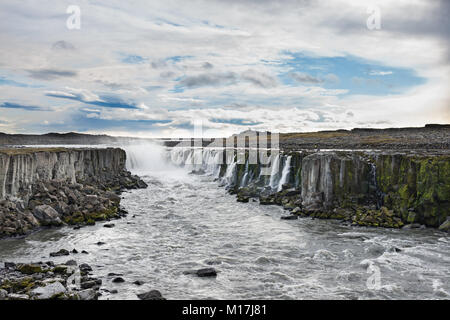 Selfoss cascate nel nord dell'Islanda con nuvole temporalesche in background, Islanda Foto Stock