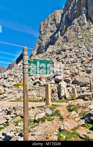 La guida segno dei percorsi per i turisti. Uno sguardo nelle montagne del Parco Nazionale dei Picos de Europa, Fuente De. Soleggiata giornata estiva. Foto Stock