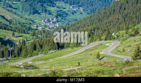 Paesaggio di montagna in estate in Trentino Alto Adige. Vista dal Passo Rolle, Dolomiti italiane, Trento, Italia. Foto Stock