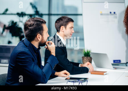 Business donna dando la presentazione ai colleghi in ufficio Foto Stock