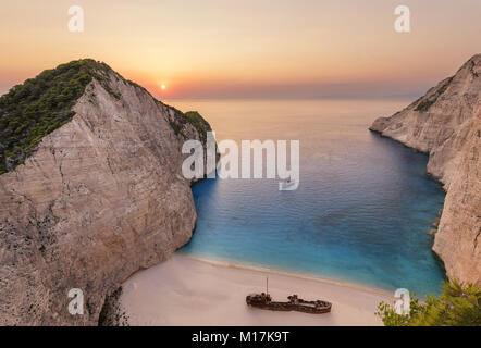 Navagio è uno dei più belli e fotografati spiagge del mondo e i visitatori accorrono in entrambe le sue spiagge e le scogliere sopra per mozzafiato Foto Stock
