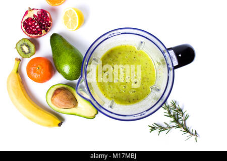 Frullato di avocado in un frullatore con vari ingredienti vista superiore Foto Stock