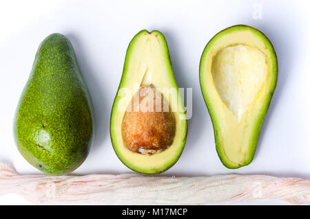 Fette di avocado su sfondo bianco isolato, cibo sano Foto Stock
