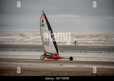 Una terra yacht velocità lungo Brean Sands Beach sulla costa di Somerset. Foto Stock