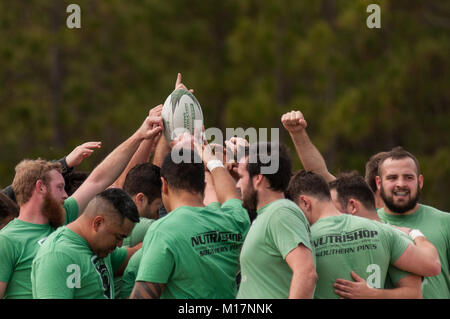 Pini del sud, N.C, STATI UNITI D'AMERICA. 27 gennaio, 2018. 27 gennaio 2018 - pini del sud, N.C., STATI UNITI D'AMERICA - i pini del sud Grandi coni rompere il loro team huddle la prima di loro non-conferenza partita di rugby contro la Clemson Tigers Rugby Club, presso il National Athletic villaggio nel sud di pini, N.C. Pini del sud sconfitto Clemson, 34-29 in tune-up corrisponda prima di pini del sud inizia la seconda metà di Carolina Rugby Union matrix giocare la prossima settimana. Credito: Timothy L. Hale/ZUMA filo/Alamy Live News Foto Stock