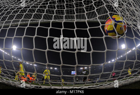 Verona, Italia. 27 gennaio, 2018. La Juventus' Sami Khedira punteggi durante il campionato italiano di una partita di calcio tra Juventus e Chievo Verona, Italia, Gennaio 27, 2018. La Juventus ha vinto 2-0. Credito: Alberto Lingria/Xinhua/Alamy Live News Foto Stock