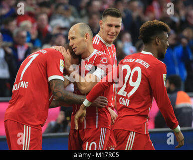 Monaco di Baviera, Germania. 27 gennaio, 2018. Del Bayern Monaco Jerome Boateng (1L) festeggia il punteggio con Arjen Robben (2 L), Niklas Suele (seconda R) e Kingsley Coman durante la Bundesliga tedesca match tra Bayern Monaco e TSG 1899 Hoffenheim, a Monaco di Baviera, Germania, il Gen 27, 2018. Il Bayern Monaco ha vinto 5-2. Credito: Philippe Ruiz/Xinhua/Alamy Live News Foto Stock