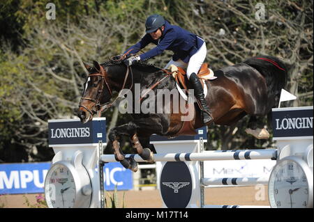 Guadalajara, Jalisco, Messico. Il 27 gennaio, 2018.CSI 4*, Longines World Cup, Manuel Senderos (MEX) Lawitano equitazione. Credito: Pietro Lewellyn/Alamy News Foto Stock