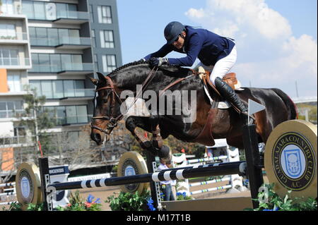 Guadalajara, Jalisco, Messico. Il 27 gennaio, 2018.CSI 4*, Longines World Cup, Manuel Senderos (MEX) Lawitano equitazione. Credito: Pietro Lewellyn/Alamy News Foto Stock