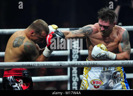 Riga, Lettonia. 27 gennaio, 2018. WBO (World Boxing Organization) Campione pugile ucraino Oleksandr Usyk (R) combatte contro la WBC (World Boxing consiglio) Campione Lettone Mairis boxer Briedis durante il World Boxing Super Serie divisione cruiserweight semi-finale presso l'Arena di Riga in Riga, Lettonia, a gennaio 27, 2018. Oleksandr Usyk fu incoronato unified cruiserweight campione del mondo dal bordo fuori Mairis Briedis su punti nella semifinale di sabato. Credito: Janis/Xinhua/Alamy Live News Foto Stock