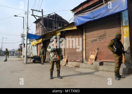 Srinagar, India. 28 gen, 2018. Poliziotti indiani si erge alert durante il coprifuoco a Srinagar, Indiano Kashmir amministrato.la gente musulmana in Kashmir è il tentativo di ospitare manifestazioni domenica contro l uccisione di due civili dalle forze governative nel sud del Kashmir Shopian district, il governo ha risposto imponendo coprifuoco a cercato di rivendicazione della situazione. Credito: Saqib Majeed/SOPA/ZUMA filo/Alamy Live News Foto Stock