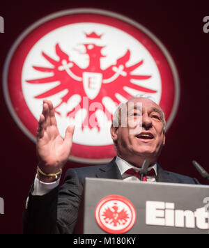 Frankfurt am Main, Germania. 28 gen, 2018. Peter Fischer, presidente di Eintracht Frankfurt e.V. tiene un discorso durante l'Assemblea Generale di Frankfurt am Main, Germania, 28 gennaio 2018. Credito: Frank Rumpenhorst/dpa/Alamy Live News Foto Stock