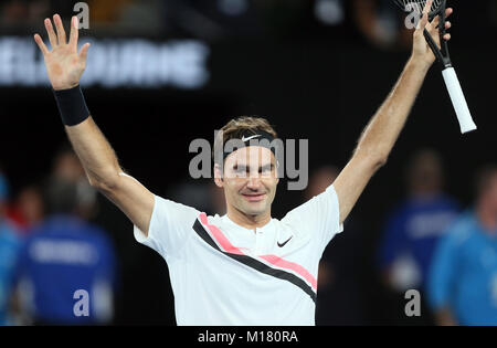 Melbourne, Australia. 28 gen, 2018. La Svizzera Roger Federer festeggia dopo aver vinto il uomini singoli match finale contro la Croazia di Marin CILIC a Australian Open 2018 a Melbourne, Australia, Gennaio 28, 2018. Credito: Li Peng/Xinhua/Alamy Live News Foto Stock