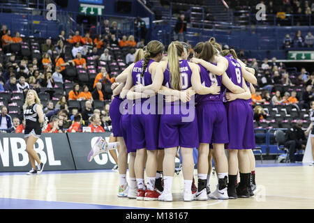 Birmingham, Regno Unito, 28 gennaio, 2018. British Basketball, WBBL cup finale tra Nottingham Wildcats e Caledonia orgoglio. Caledonia orgoglio team huddle prima del gioco. Arena di Birmingham. Credito: Carol moiré / Alamy Live News. Foto Stock