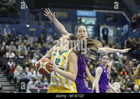 Birmingham, Regno Unito, 28 gennaio, 2018. British Basketball, WBBL cup finale tra Nottingham Wildcats e Caledonia orgoglio. Wildcats' n. 12 Ashley Harris con la palla. Arena di Birmingham. Credito: Carol moiré / Alamy Live News. Foto Stock