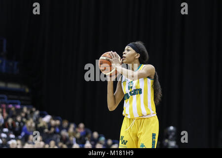 Birmingham, Regno Unito, 28 gennaio, 2018. British Basketball, WBBL cup finale tra Nottingham Wildcats e Caledonia orgoglio. Arena di Birmingham. Wildcats' n. 15, Alyesha Lovett con la palla. Credito: Carol moiré / Alamy Live News. Foto Stock