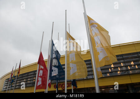 Berlino, Germania. 28 gen, 2018. Le bandiere di fronte Ikea sono a metà il montante dopo la morte del fondatore di IKEA Kamprad, Berlino, Germania, 28 gennaio 2018. Il fondatore dei mobili svedesi entreprise è scomparso all'età di 91, la sua società ha detto oggi. Egli si addormentò serenamente dentro la sua casa nella regione Smaland. Credito: Paolo Zinken/dpa/Alamy Live News Foto Stock