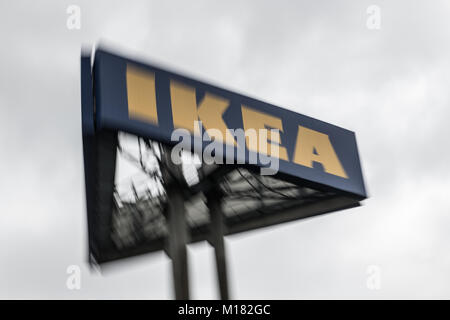 Berlino, Germania. 28 gen, 2018. Il logo di Ikea a Berlino, Germania, 28 gennaio 2018. Il fondatore dei mobili svedesi entreprise Kamprad è scomparso all'età di 91, la sua società ha detto oggi. Egli si addormentò serenamente dentro la sua casa nella regione Smaland. Credito: Paolo Zinken/dpa/Alamy Live News Foto Stock