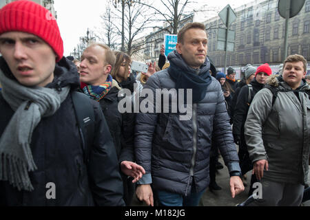 Mosca, Russia. Il 28 gennaio, 2018. Il Russo leader dell opposizione Alexei Navalny, centro con i suoi sostenitori come frequenta un rally a Mosca, Russia, domenica 28 gennaio, 2018. Navalny è stato arrestato a Mosca come proteste avvengono attraverso il paese. Credito: Victor Vytolskiy/Alamy Live News Foto Stock