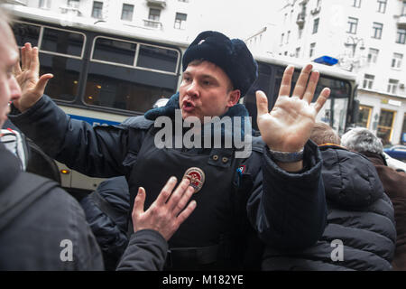 Mosca, Russia. Il 28 gennaio, 2018. La polizia russa ha delegato al momento quando arrestato il leader dell opposizione Alexei Navalny, come frequenta un rally a Mosca, Russia, domenica 28 gennaio, 2018. Navalny è stato arrestato a Mosca come proteste avvengono attraverso il paese. Credito: Victor Vytolskiy/Alamy Live News Foto Stock