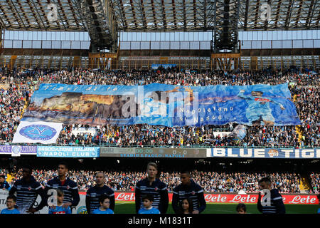 Napoli, campania, Italy. 28 gen, 2018. I sostenitori di SSC Napoli in azione durante il campionato italiano di una partita tra SSC Napoli e Bologna presso lo Stadio San Paolo. Credito: Ernesto Vicinanza/SOPA/ZUMA filo/Alamy Live News Foto Stock