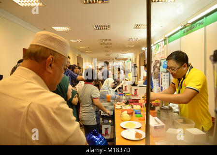(180129) -- Bandar Seri Begawan, Gennaio 29, 2018 (Xinhua) -- la gente visita il ventesimo fiera consumatori in Bandar Seri Begawan, capitale del Brunei, 28 gennaio 2018. Il 5-giorno Brunei xx fiera consumatori si è conclusa domenica con un totale di circa 80.000 persone visitando più di 400 espositori delle cabine, secondo D'Sspento, il organizor della fiera consumatori. (Xinhua/Jeffrey Wong) (ZF) Foto Stock