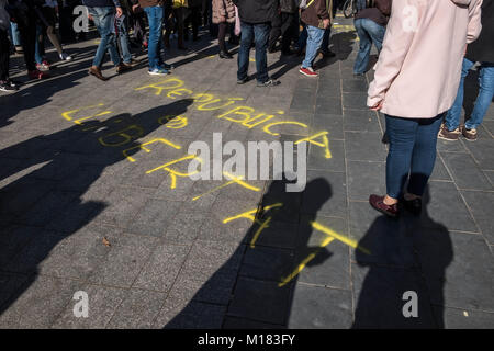 Barcellona, in Catalogna, Spagna. 28 gen, 2018. Verniciate sul pavimento della strada con il testo ''Repubblica è libertà''.centinaia di persone, organizzati dai comitati per la difesa della Repubblica Catalana hanno marciato per la dimostrazione di rendere omaggio a coloro che hanno resistito alla polizia spagnola di repressione durante gli ultimi giorni del referendum del 1 ottobre 2017. Credito: Paco Freire/SOPA/ZUMA filo/Alamy Live News Foto Stock